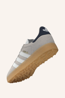 Adidas Gazelle Golfschuhe in Weiß mit grünem Akzent, seitliche Schnürung und rutschfeste Sohle, für optimalen Tragekomfort beim Golf.