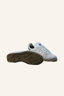 Adidas Gazelle Golfschuhe aus Leder mit griffiger Sohle, bequemes Design für Golfspieler, in neutralem Farbton.