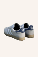 Adidas Gazelle Golfschuhe aus Leder mit grün-weißen Akzenten, seitliche Adidas-Logo und rutschfeste Sohle.