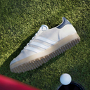 Adidas Gazelle Golfschuhe aus Leder mit weißem Design, ideal für sportliche Aktivitäten auf dem Golfplatz.