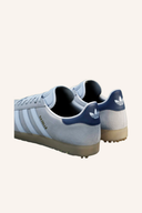 Adidas Gazelle Golfschuhe aus Leder, seitliche Ansicht, gepolsterte Sohle und griffige Sohle für optimalen Halt auf dem Golfplatz