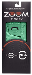 Zoom Hybrid Golfhandschuhe in grüner Verpackung, atmungsaktiv und bequem für bessere Kontrolle beim Golfspielen.