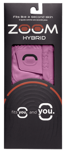 Zoom Hybrid Golfhandschuhe, pinkes Verpackungsdesign mit Print, bequemer Handschuh für verbesserten Griff beim Golfspielen.