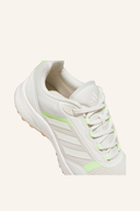 Adidas Zoysia Golfschuhe, detaillierte Nahaufnahme der hochwertigen Golfschuhe mit atmungsaktivem Material und schnittigem Design.