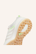 Adidas Zoysia Golfschuhe mit schwarzem Obermaterial und griffiger Sohle, detailreiche Nahaufnahme der Golfschuhe.