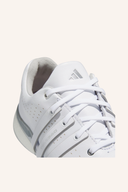 Adidas Tour360 2024 Golfschuhe, detailreiche Nahaufnahme der weißen Golfschuhe mit schwarzem und grauem Design