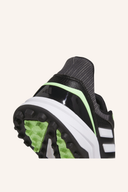 Adidas Solarmotion 24 Golfschuhe ohne Spikes, detaillierte Aufnahme der Golf- und Turnschuh-Designs.