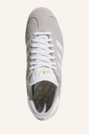 Adidas Gazelle Golfschuhe aus Leder mit Schnürung, für sportliches Golfspiel, auf grauem Hintergrund fotografiert