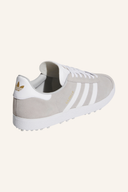 Adidas Gazelle Golfschuhe in Weiß mit schwarzer Sohle, seitliche Marke und atmungsaktives Obermaterial für Golfspieler.