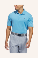 Adidas Ultimate365 Solid Polo-Shirt in Weiß, auf einem Model getragen, zeigt den klassischen Polokragen und sportliches Design