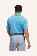 Adidas Ultimate365 Solid Polohemd auf Modell von hinten, bequemes Poloshirt in einfarbigem Design, sportliche Kleidung