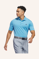 Adidas Ultimate365 Solid Polo-Shirt in Weiß, auf einem Model beim Gehen, sportlich und bequem, ideal für Freizeit und Sport.