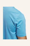 Adidas Ultimate365 Solid Polo-Shirt, Detailaufnahme mit Modell, hochwertige Baumwolle, sportliches Design, bequemer Sitz