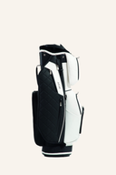 Schwarzer JuCad First Class Cartbag für Golfwagen, mit mehreren Fächern und gepolstertem Tragegriff, auf einem Golfplatz.