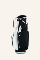 Schwarzes JuCad First Class Cartbag für Golf, mit mehreren Fächern und Tragegriffen, auf einer Golfwagen.