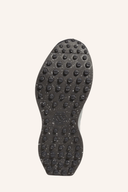 Adidas S2G 24 Spikeless Golfschuhe in Weiß mit schwarzem Logo, bequemes Design für Golfspieler, sichtbare Sohle und Schnürung