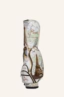 Luxus Cartbag von JuCad, eleganter Golftasche mit stilvollem Design, auf einem Golfplatz mit Bällen und Schlägern.