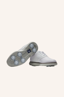 Junge Golfschuhe von Footjoy, Fuel Modell, mit robustem Design und bequemer Passform, auf grünem Golfplatz.