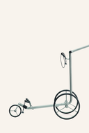 Manueller Golftrolley von JuStar aus silbernem Aluminium für einfachen Transport auf dem Golfplatz.