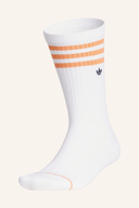 Adidas MR Socke, helle Sportsocken mit Logo, seitliche Ansicht, bequemes Design für sportliche Aktivitäten.