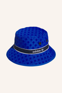 Adidas Bucket Hat aus Baumwolle, frontal sichtbar, mit breiter Krempe und Logo-Details, modischer Sonnenschutz für den Sommer