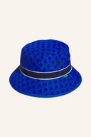 Adidas Bucket Hat, schwarzer Hut mit breiter Krempe und Logo auf der Vorderseite, seitlicher Blick, transparente Hintergrund.