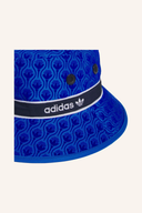 Adidas Bucket Hat aus Baumwolle mit breiter Krempe, schwarzes Hüte-Design, Detailaufnahme auf transparentem Hintergrund