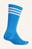 Adidas Crew Socken in Weiß, blick von hinten, weiche Baumwollsocken mit Adidas Logo, bequem und sportlich.