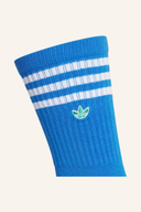 Adidas Crew Socken aus weichem Material, detailreiche Nahaufnahme, weiße Socken mit schwarzem Adidas-Logo, transparentem Hintergrund