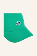 Adidas MR Relaxed Cap, eine schwarze Kappe mit gebogener Schirm, aus weichem Material, im Detail sichtbar