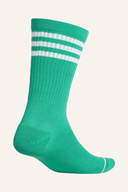 Adidas Crew Socken, weiße Baumwollsocken mit Adidas Logo, Blick von hinten auf transparente Oberfläche