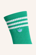 Adidas Crew Socken in Weiß mit schwarzen Logo-Details, weiche Baumwollqualität, detaillierte Nahaufnahme der Socken.