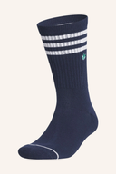 Adidas Crew Socken in Weiß, seitliche Ansicht, weiches Material, sportliche Baumwollsocken für Komfort und Style.
