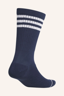 Adidas Crew Socken in Weiß, Vorder- und Rückansicht, weiche Baumwoll-Textur, sportlicher Stil, transparente Aufnahme