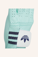 Adidas Golfhandschuh mit texturiertem Material, Nahaufnahme des Fingers und Handinnenfläche, detailreiche Ansicht auf transparentem Hintergrund