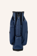 Vessel Lux XV 2.0 Cartbag auf einem Golfwagen, aus robustem Material mit mehreren Fächern und Griffen für einfachen Transport.