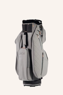 Luxus First Class Golfbag von JuCad, Cartbag mit mehreren Fächern und stilvollem Design, auf einem Golfwagen platziert.