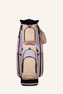 Golfcartbag von JuCad, First Class Golfbag, mit mehreren Fächern und stabilem Griff, auf gutem Golfplatz abgestellt