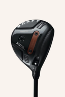 OnOff XCBT 2026 Fairwayholz, goldfarbenes Holz mit schwarzer Griffzone, liegend auf Grüns, detailreiche Aufnahme