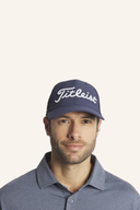 Navy und weiße Tour Performance Mesh Kappe von Titleist, atmungsaktives Cap für sportliches Tragen und Sonnenschutz.