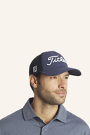 Navy und weiße Tour Performance Mesh Kappe von Titleist, atmungsaktive Golfmütze mit Mesh-Design, für optimalen Tragekomfort.