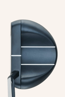 Odyssey Ai-One Rossie S Putter, grüner Putter mit schwarzer Griff, auf grünem Golfplatz liegend, Nahaufnahme, perfekte Ausrichtung.