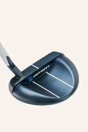 Odyssey Ai-One Rossie S Putter, Golfschläger mit weißen Griff und schwarzer Schlägerkopf, Nahaufnahme des Putters.