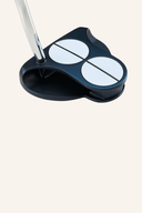 Odyssey Ai-One 2-Ball Putter, Schläger für Golf, mit zwei weißen Ball-Designs für präzises Putten, auf grünem Golfplatz.