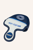 Odyssey Ai-One 2-Ball Putter, Golfschläger mit 2-Ball-Ausrichtung für präzises Putten, auf einem Golfplatz liegend