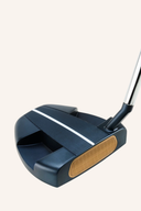Odyssey Ai-One Milled Eight T Putter mit gebürsteter Metalloberfläche und schwarzem Griff, liegend auf grünem Rasen.