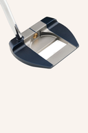 Odyssey Ai One Milled Jailbird Mini T Putter, Nahaufnahme des schwarzen Putters mit goldenen Akzenten und geriffelter Schlagfläche.