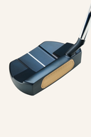 Odyssey Ai-One Milled Three T Putter, flache, präzise Golfschläger mit gedrehter Oberflächenstruktur, auf einem Golftisch liegend