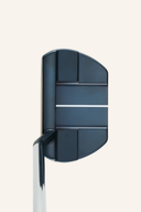Odyssey Ai-One Milled Three T Putter, hochwertiger Golfputter mit präziser Mühle, auf dem Golfplatz abgebildet