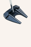 Odyssey AI One Square to Square #7 Putter, detaillierte Nahaufnahme des Golfputters mit schwarzem Griff und silberner Schlagfläche